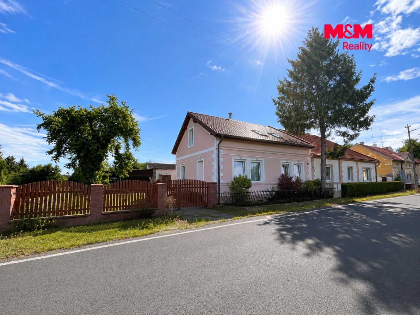 dům od silnice