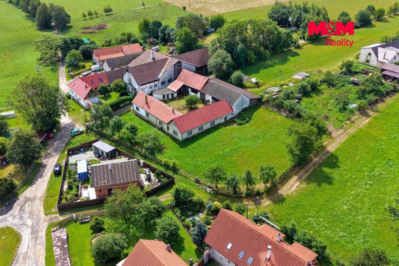 Dům a okolí