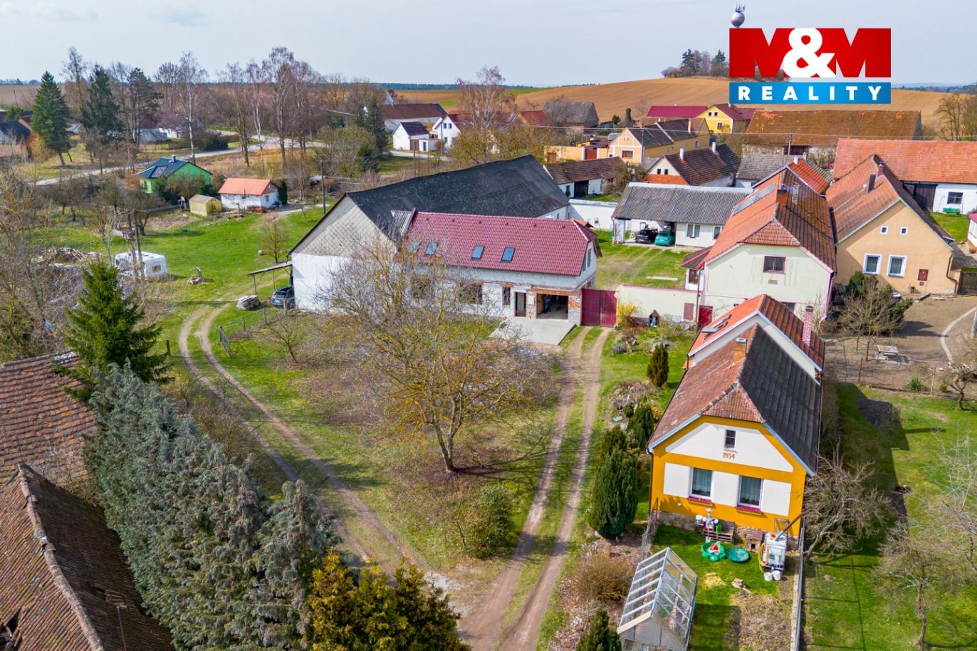 pohled na hlavní budovy