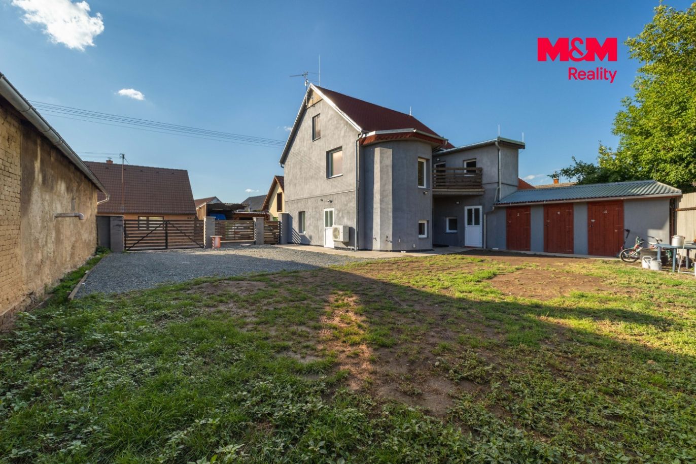 DŮM S BALKÓNEM A KÓJEMI
