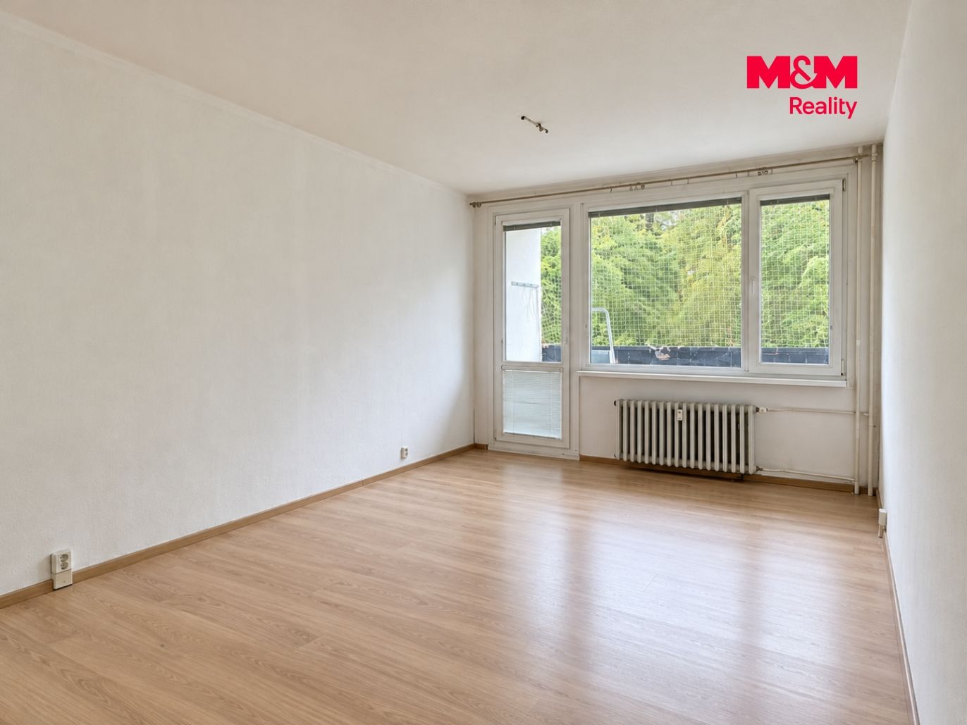 Prosvětlený pokoj s balkonem.png
