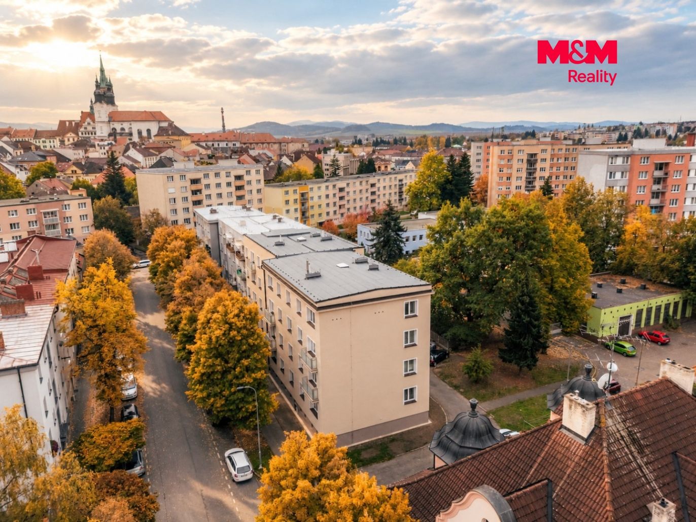 Podzimní panorama města s kostelem.jpg