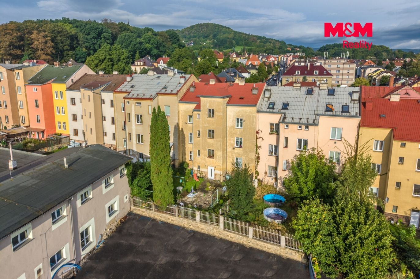 Společná zahrada za domem