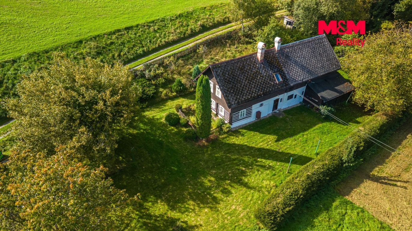 dům a okolí