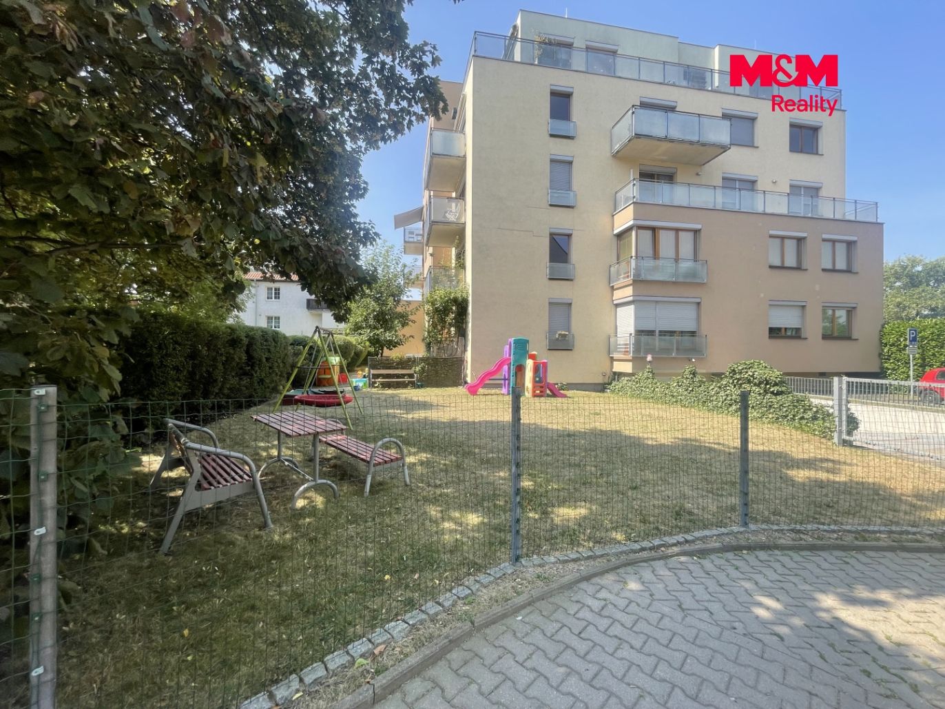 Privátní zahrada s detským hřištěm