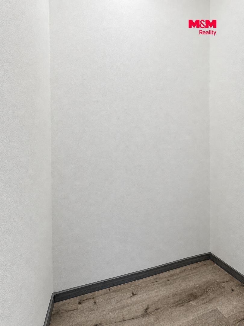 Minimalist Corner Alcove with Wood Flooring.png