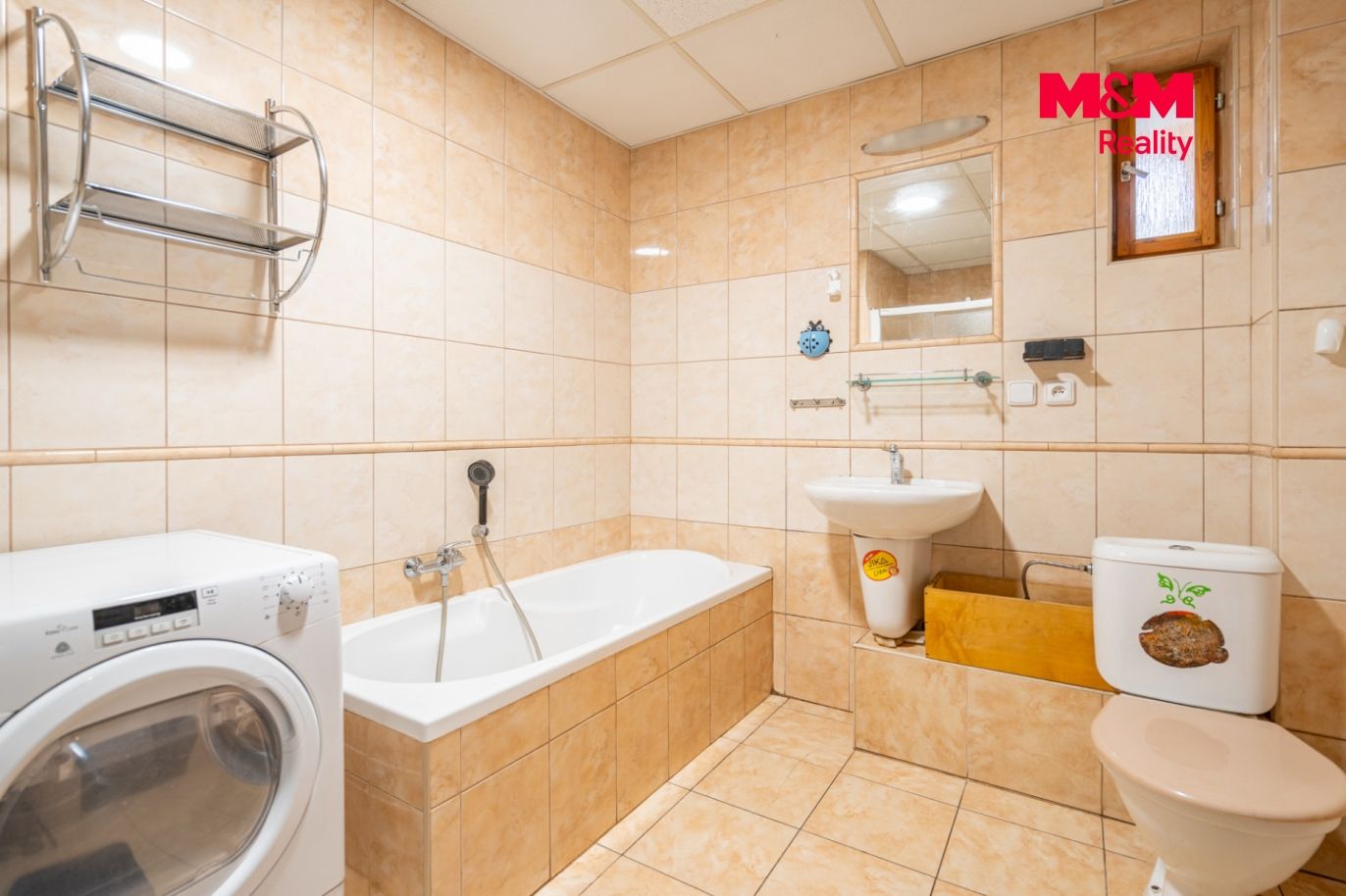 Koupelna s vanou, sprchovým koutem a WC