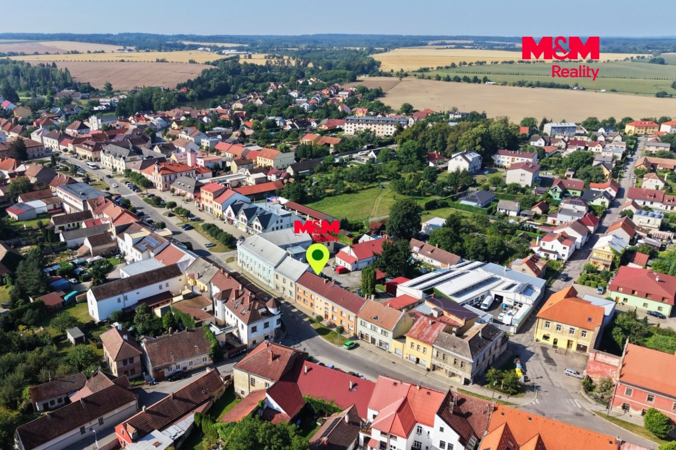dům a okolí
