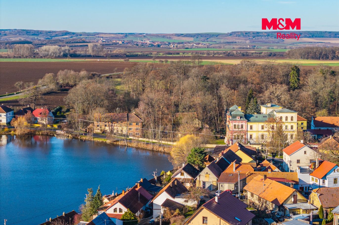 město