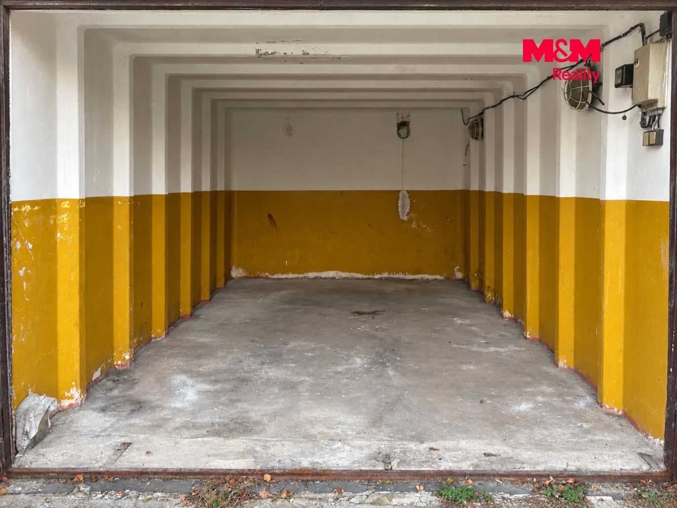 Weathered Mustard and White Garage Bay.png