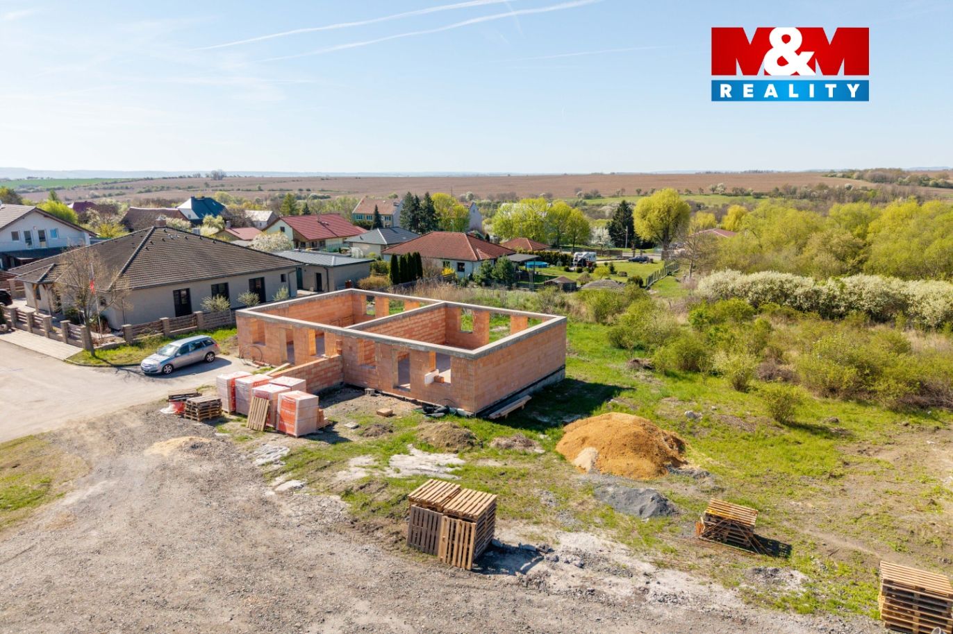 Pohled na nemovitost a okolí