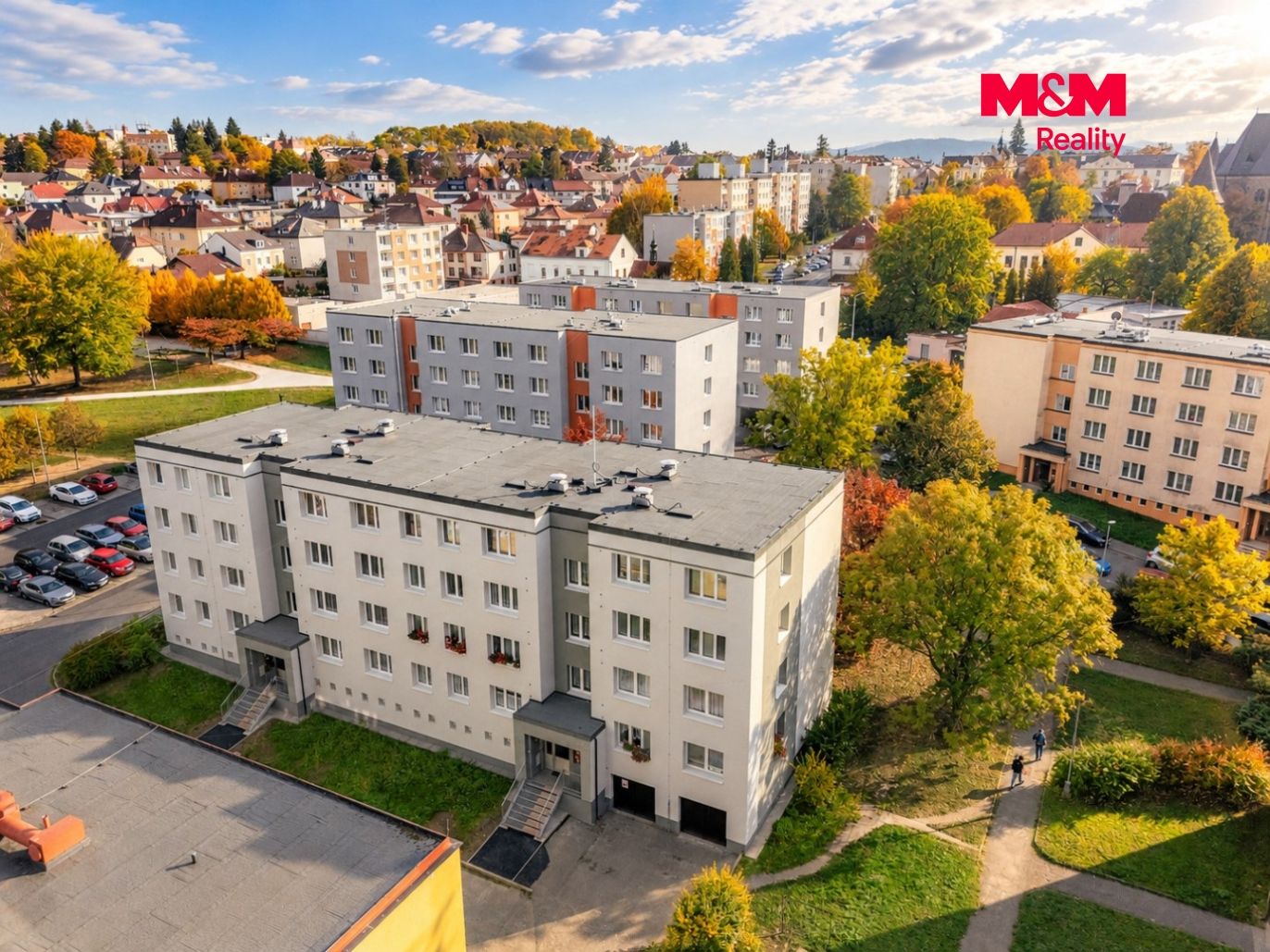 Podzimní panorama evropského města.jpg