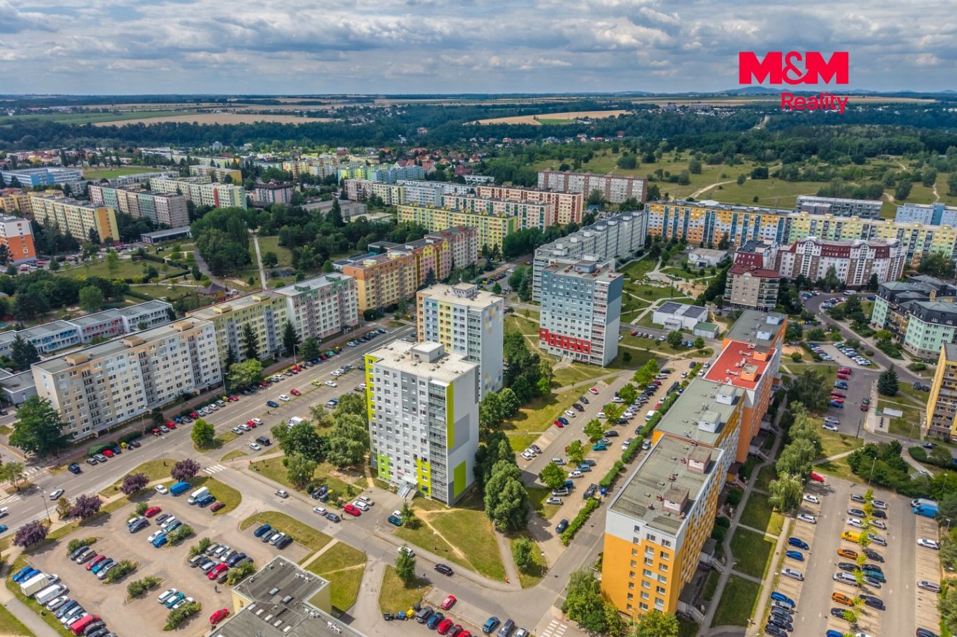 pohled na dům a okolí