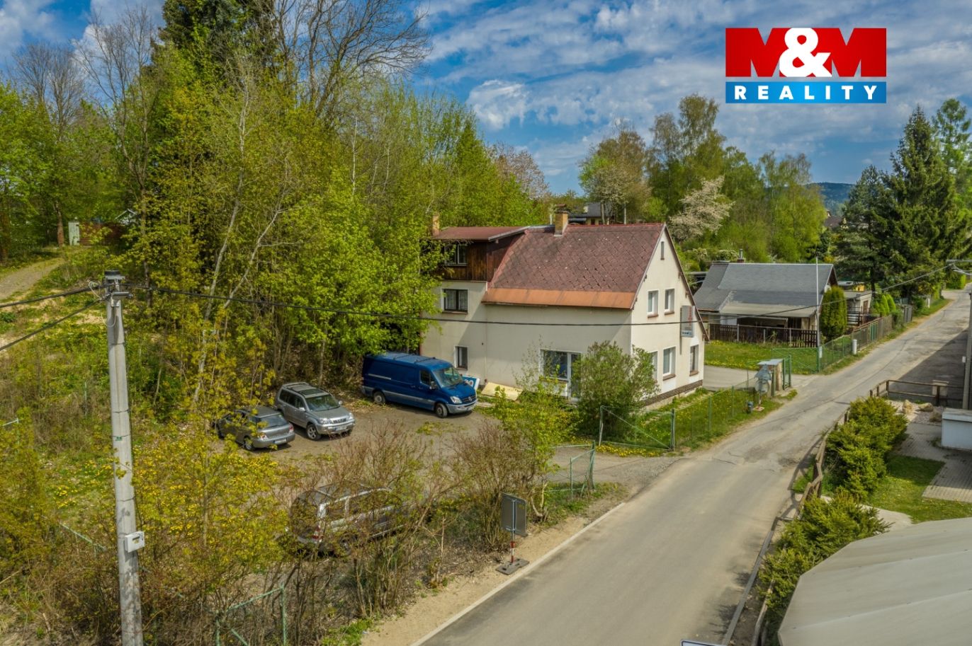 Dům a okolí