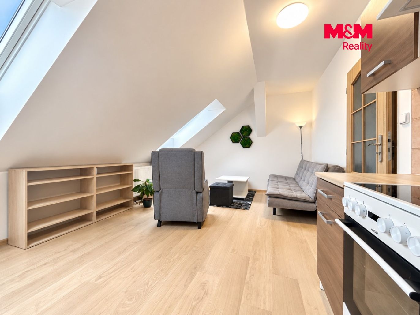 Světlý skandinávský podkrovní loft.jpg