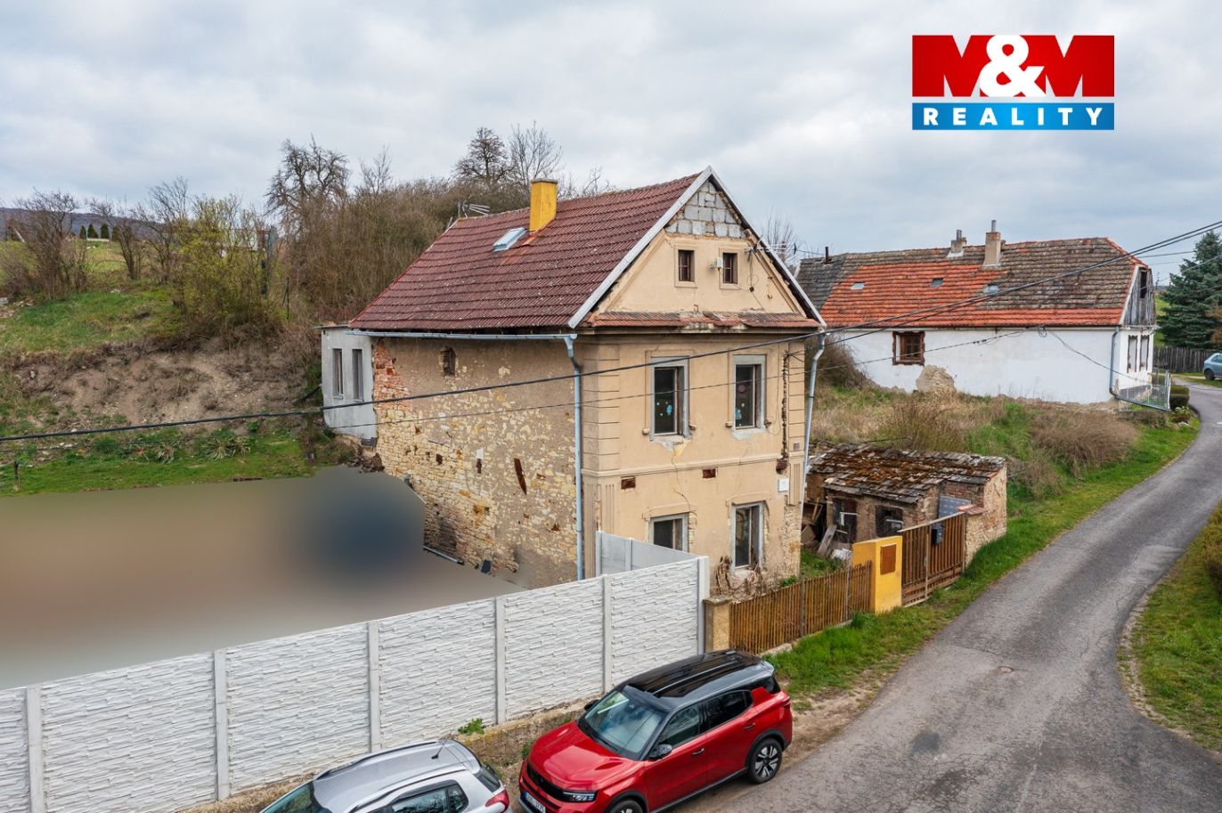 Pohled na dům a okolí