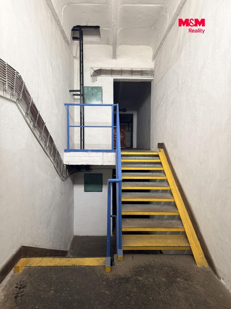 schodiště před vstupem ke garážím