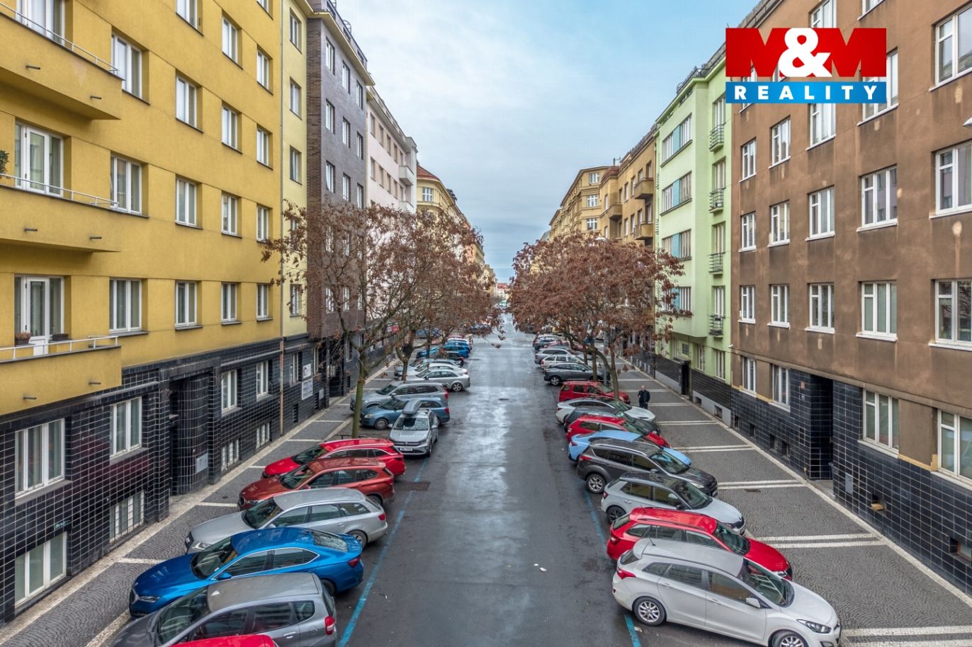 Ulice před domem