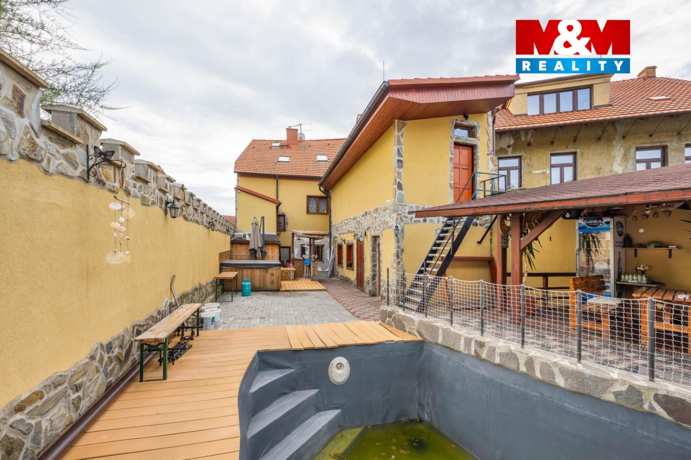 Bazén, pergola, vířivka