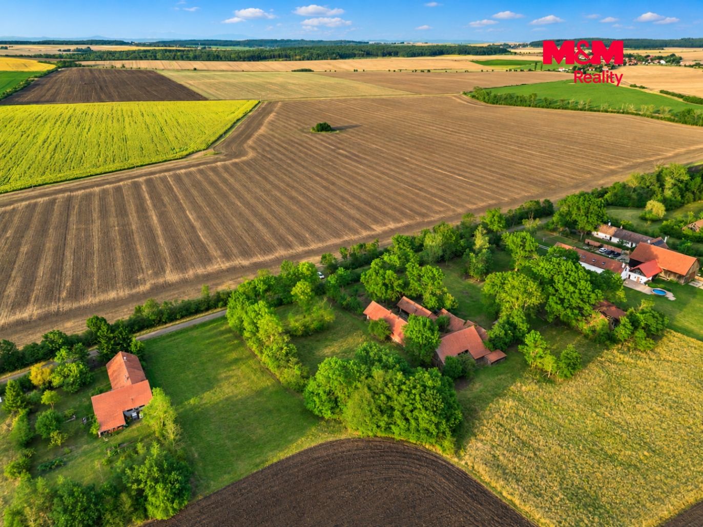 Pohled na pozemek a okolí