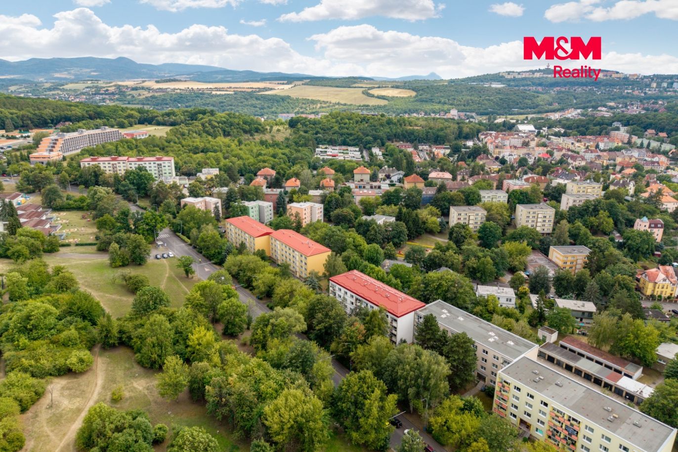 Pohled na dům a okolí