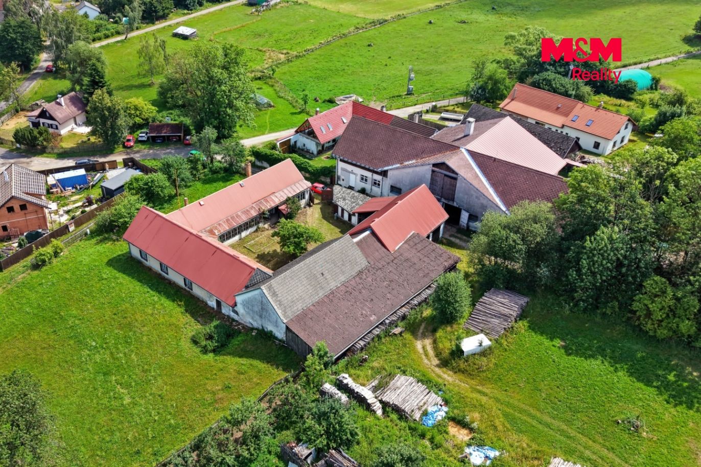 Dům a okolí