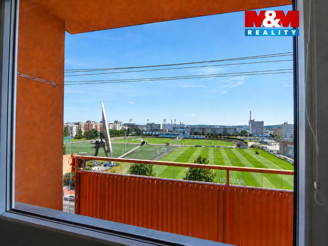 Výhled z balkonu na fotbalový stadiom