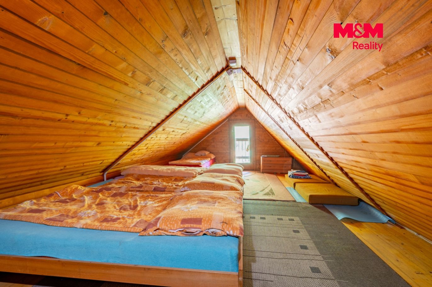 Pokoj v podkroví se vstupem na balkón