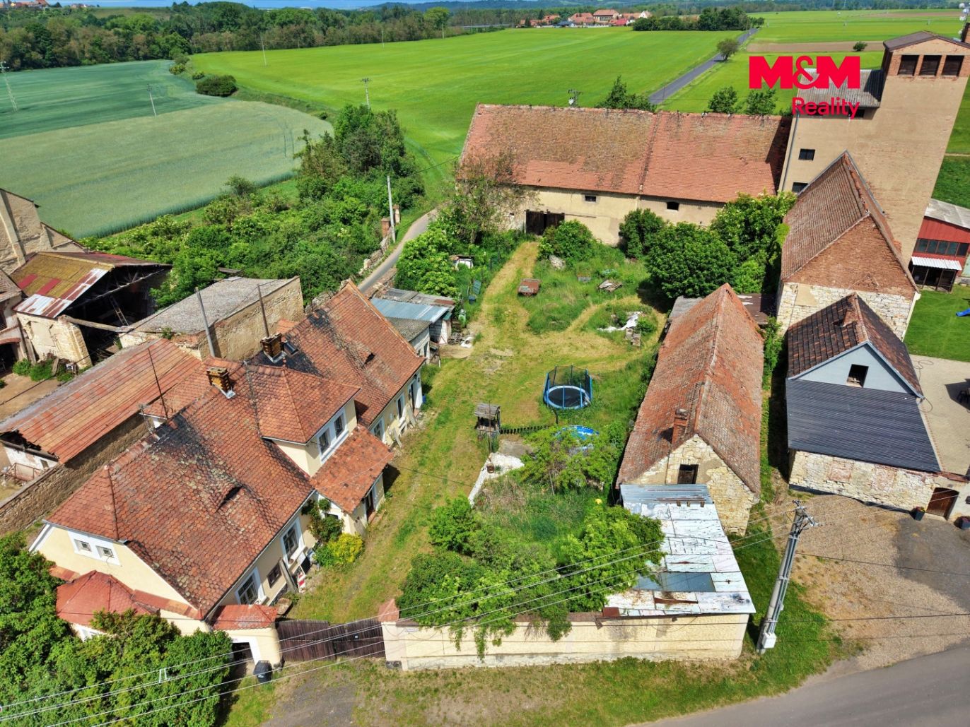 Pohled na dům a pozemek 