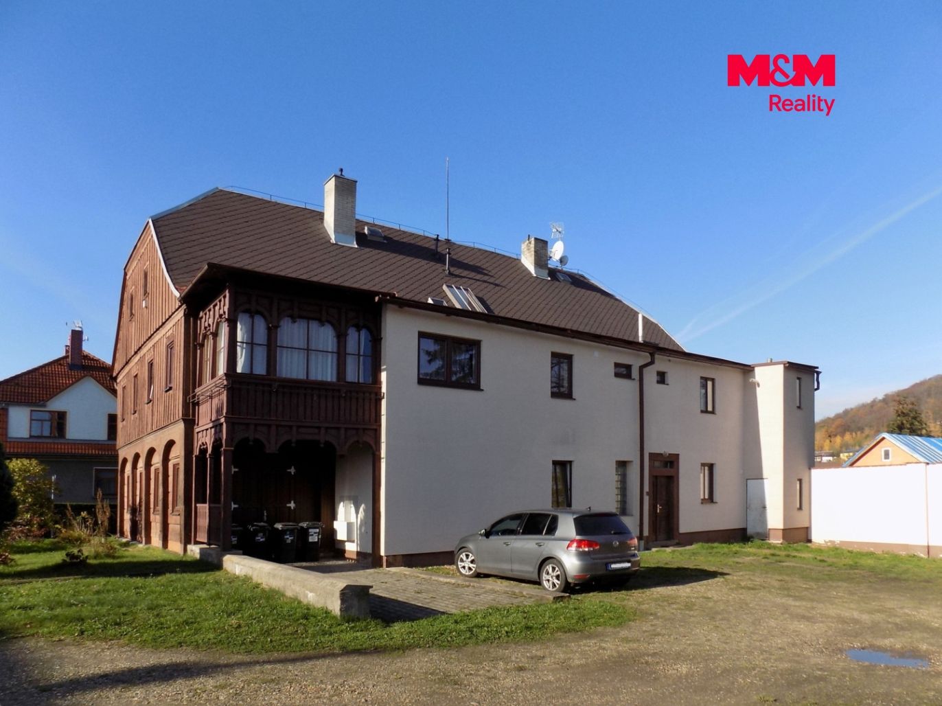 pohled na dům s parkovištěm