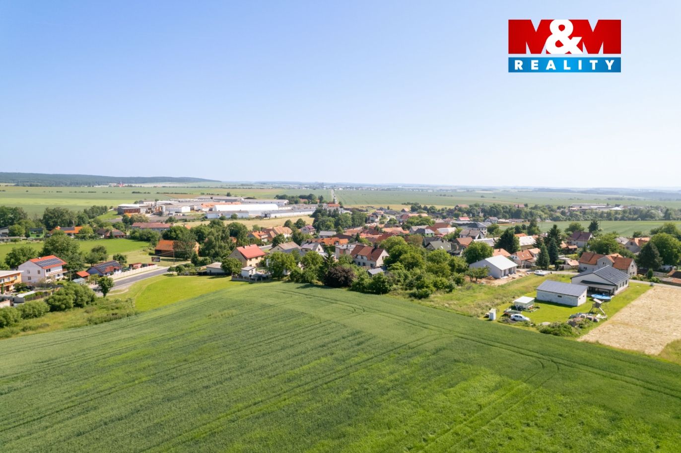 Letecký pohled na pozemek a obec