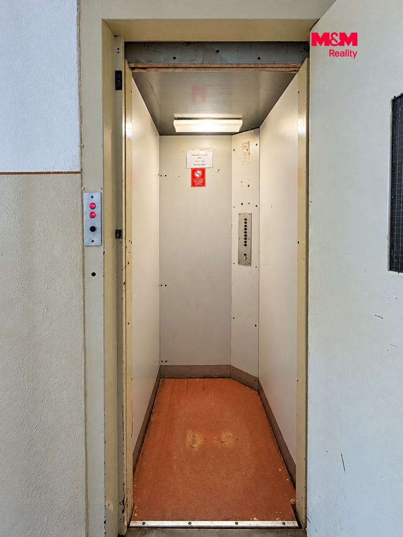 Otevřený starý výtah v přirozeném světle.png