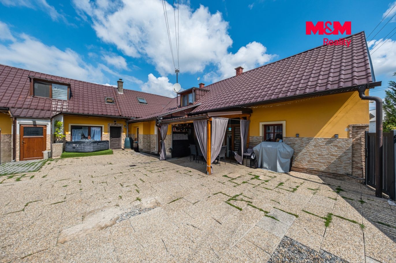 Dvůr