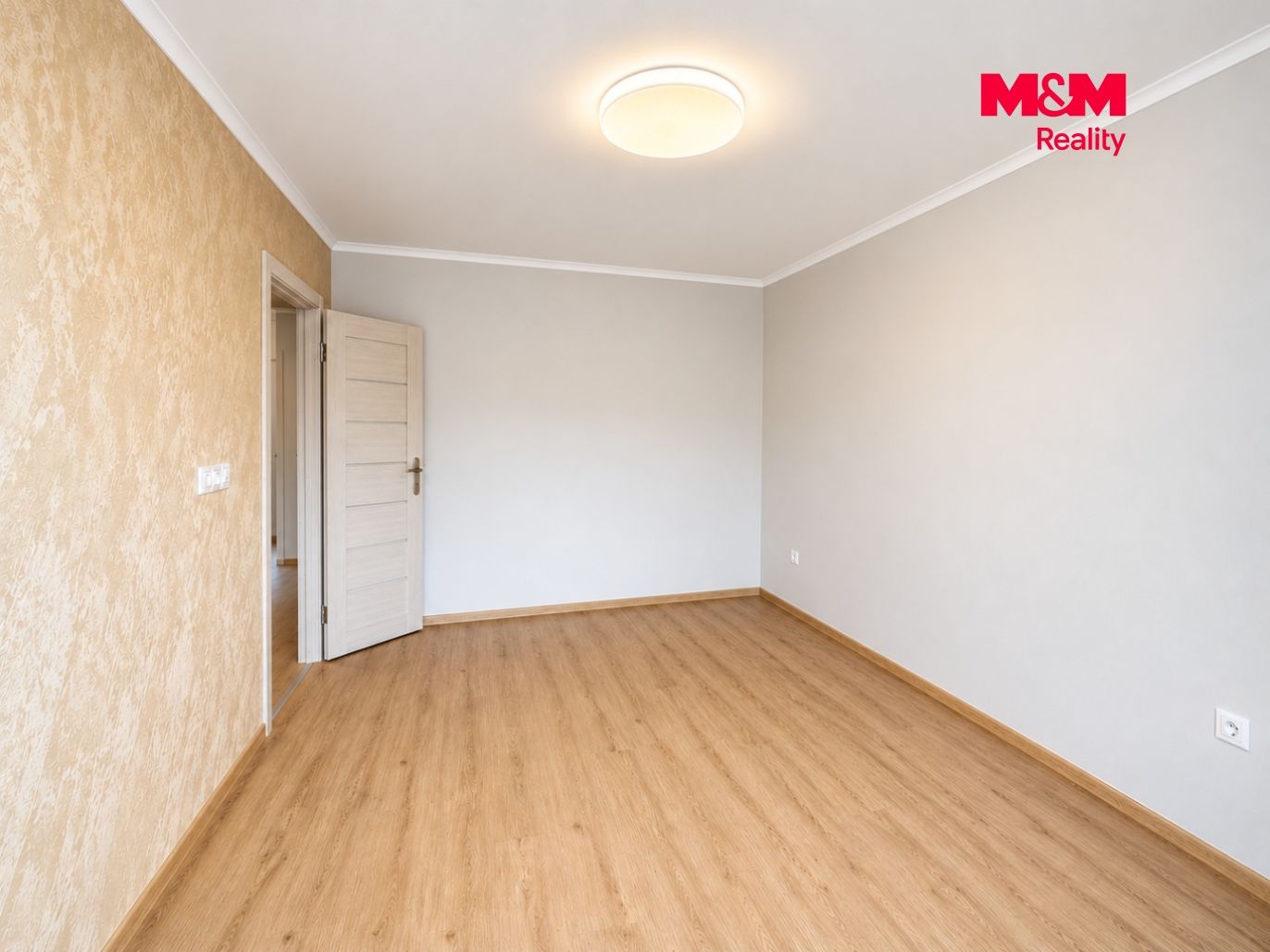 Prázdný minimalistický pokoj s dřevěnou podlahou.png