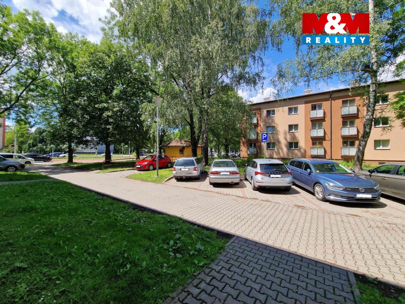 Parkování před vchodem