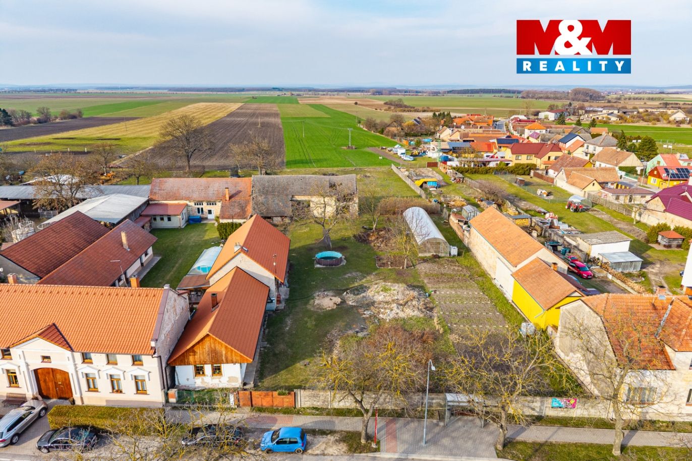 pohled na dům a parcelu
