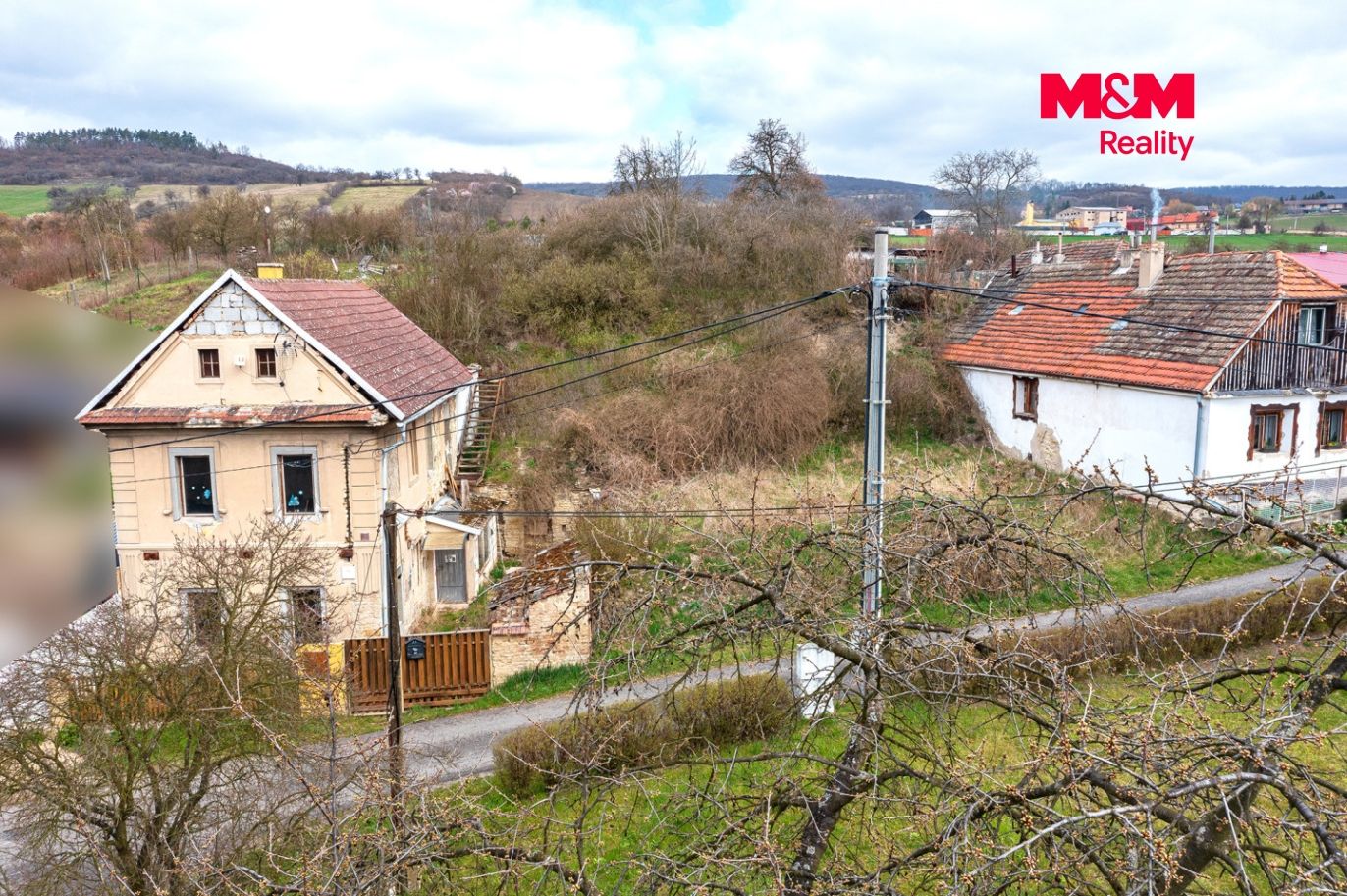 Pohled na dům a okolí