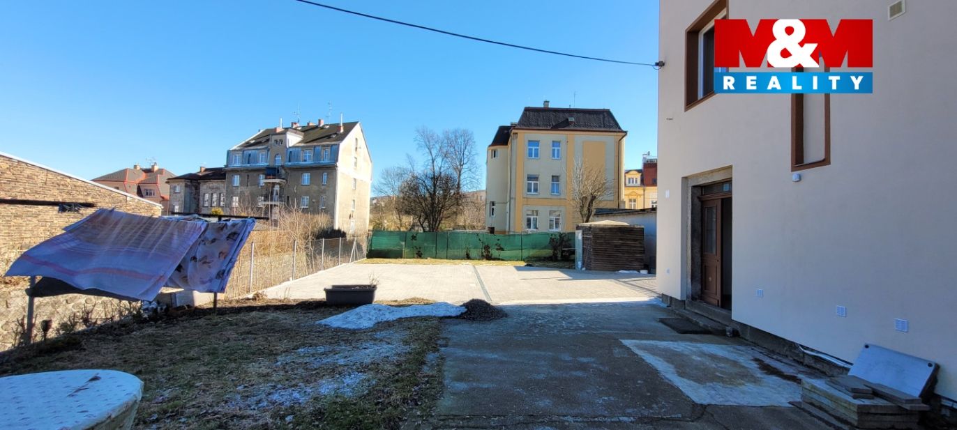 zahrada a parkovací místo