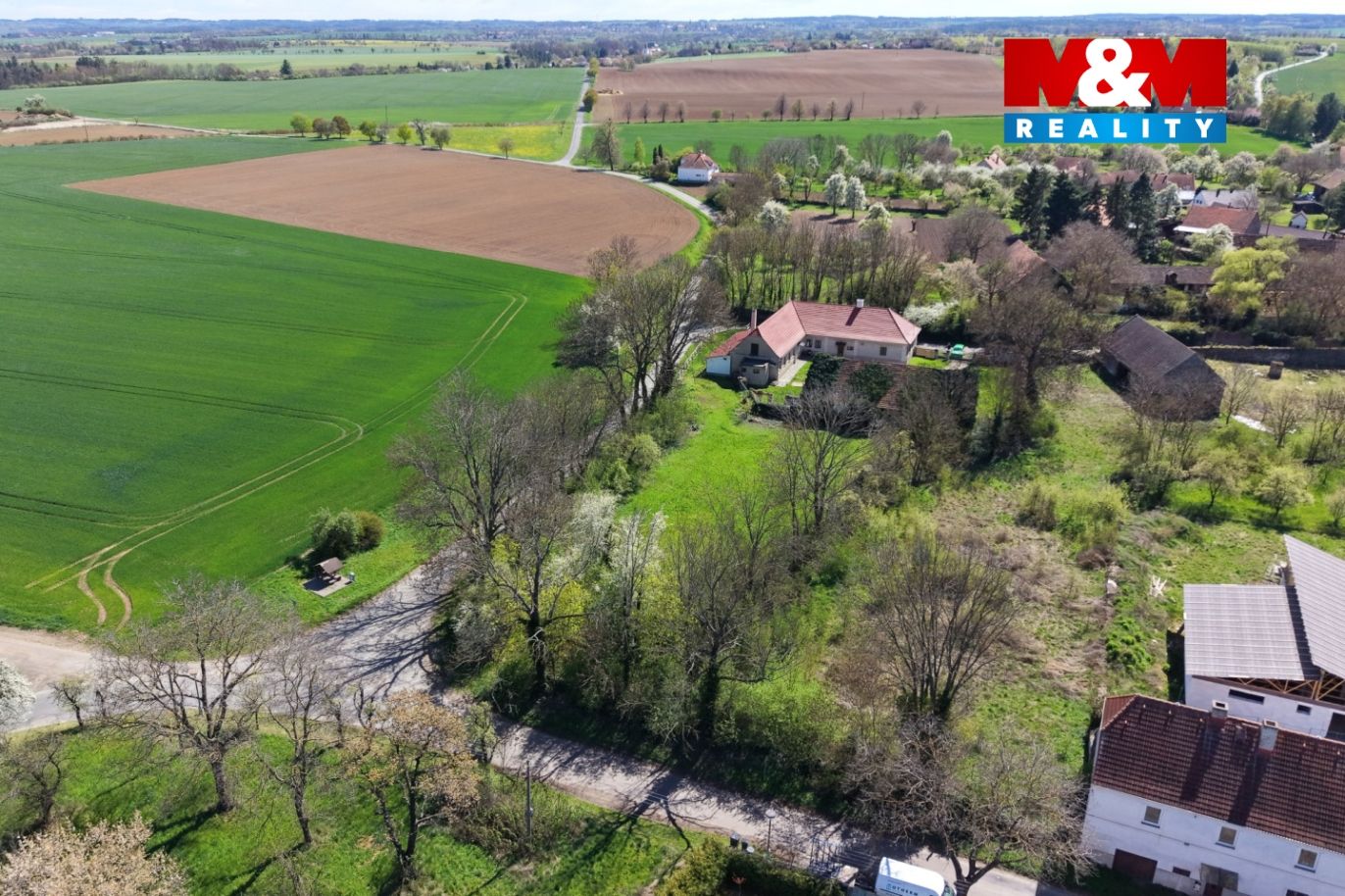 pozemky a okolí