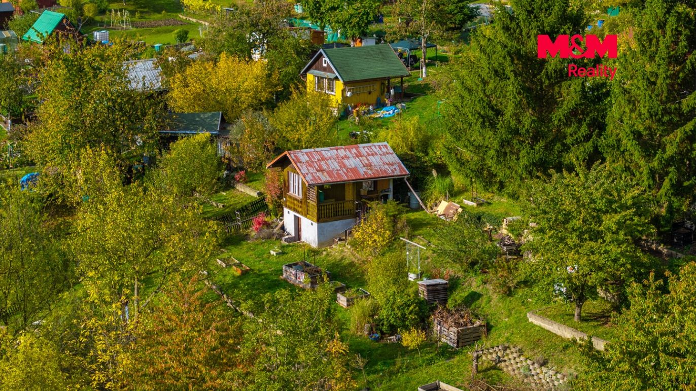 pohled na chatu a zahradu
