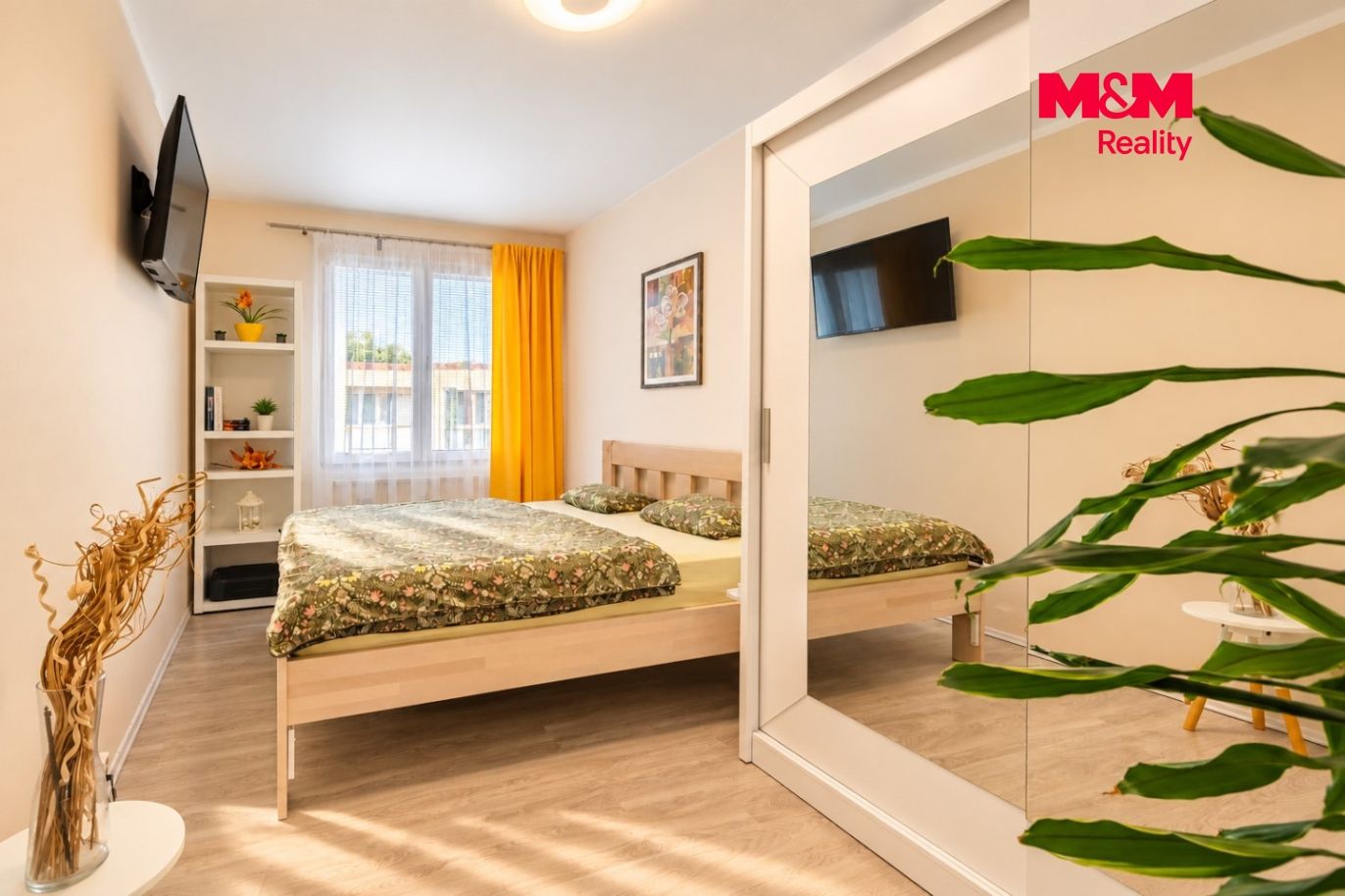 Útulná moderní ložnice se žlutými akcenty.jpg