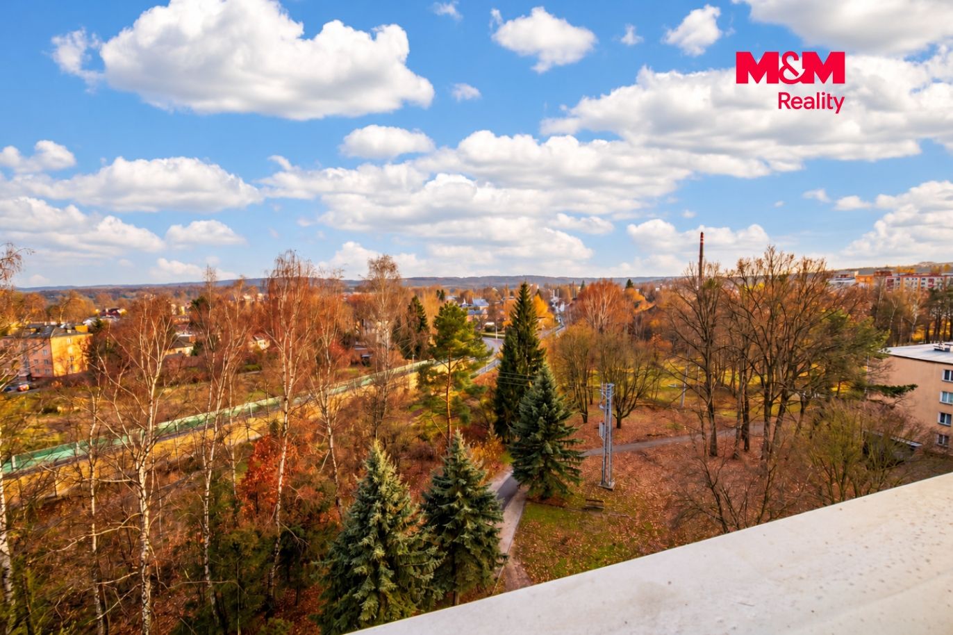 Podzimní panorama města z výšky.png