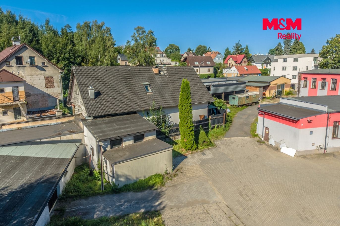 dům a okolí