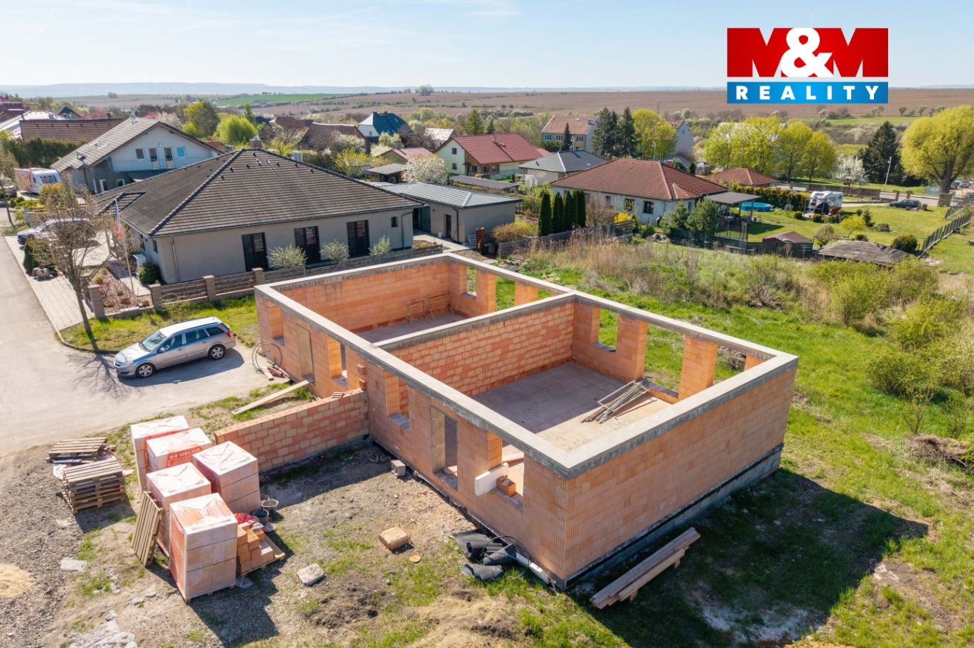 Pohled na nemovitost a okolí