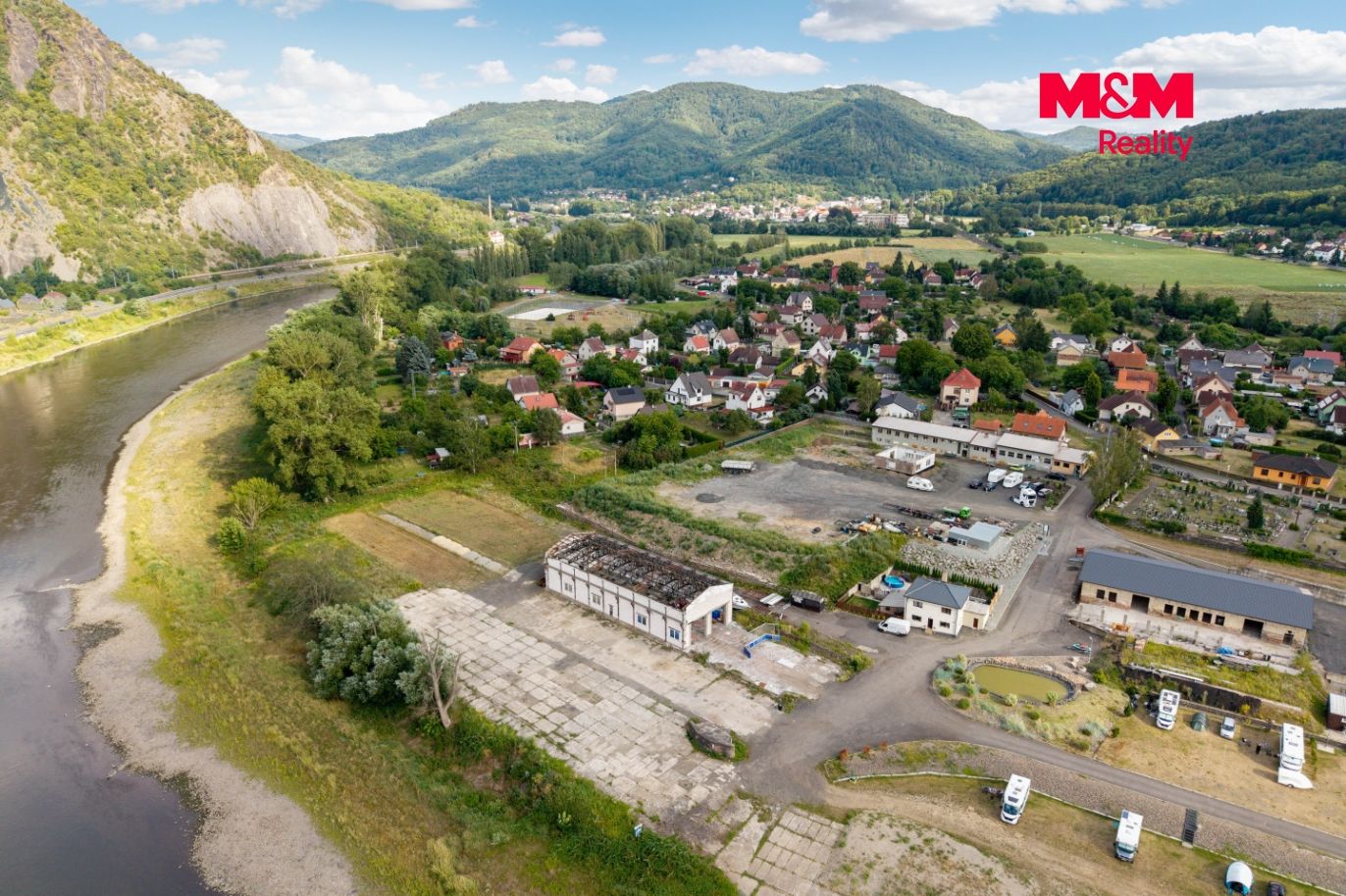 Pohled na pozemek a okolí