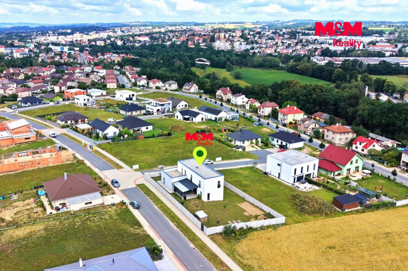 Dům a okolí