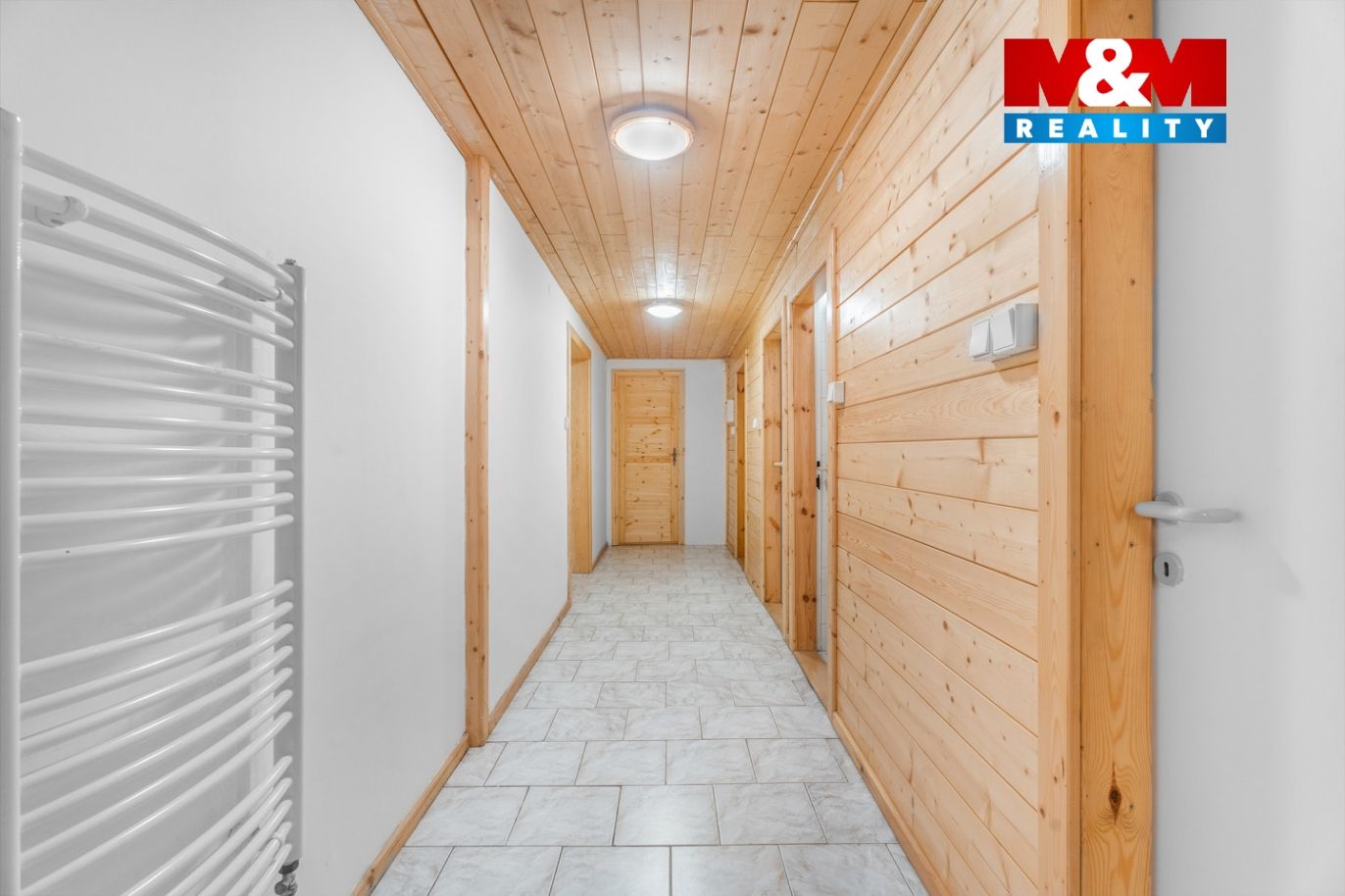 Chodba k sociálnímu zařízení a koupelnám
