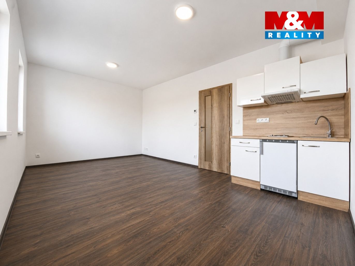 wide_angle_interior_photo_of_a_small_modern_empty.jpg