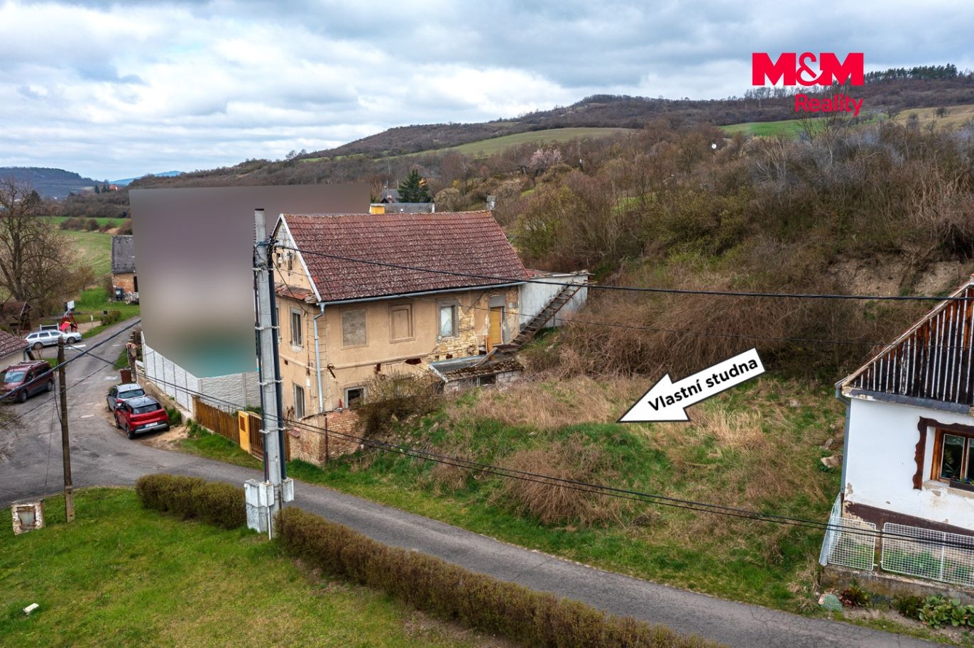 Pohled na dům a okolí