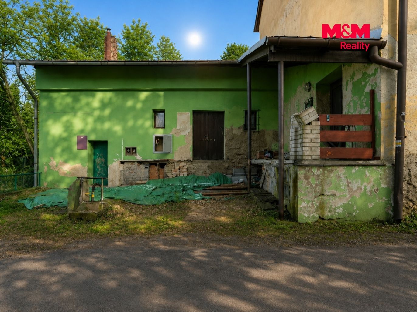 09_zvetrala_zelena_hospodarska_budova_na_slunci.jpg